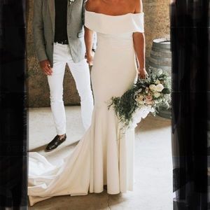 Off-shoulder Wedding Dress 👰🏻 💍 💕